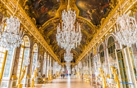 La Galería de los Espejos (Galerie des Glaces) del Palacio Real de Versalles, en Francia.