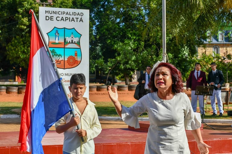 Actriz, representa a Ecolástica Barrios de Gill, quien impulsó la recolección de joyas de mujeres paraguayas para apoyar el esfuerzo bélico.
