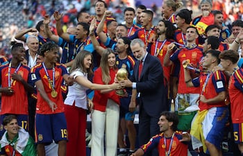 El rey Felipe VI, la princesa Leonor y la infanta Sofía, acompañados de los jugadores de España, felices con la Copa del Mundo en sus manos. (EFE/ Octavio Guzman)