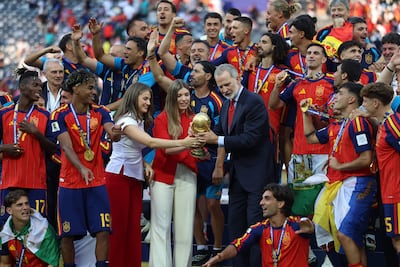 El rey Felipe VI, la princesa Leonor y la infanta Sofía, acompañados de los jugadores de España, felices con la Copa del Mundo en sus manos. (EFE/ Octavio Guzman)