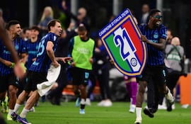 El delantero francés del Inter de Milán, Marcus Thuram, número 9, celebra con sus compañeros tras conseguir su 21.º título de la Serie A italiana después del partido de fútbol entre el Inter de Milán y el Parma en el estadio San Siro de Milán, el 3 de mayo de 2026. (Foto de Marco BERTORELLO / AFP)