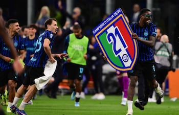 El delantero francés del Inter de Milán, Marcus Thuram, número 9, celebra con sus compañeros tras conseguir su 21.º título de la Serie A italiana después del partido de fútbol entre el Inter de Milán y el Parma en el estadio San Siro de Milán, el 3 de mayo de 2026. (Foto de Marco BERTORELLO / AFP)