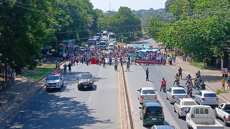 Los docentes de la Universidad Nacional de Asunción (UNA) una vez más marcharon, pero ésta vez hasta la ruta Mcal. Estigarribia donde cerraron la ruta de forma intermitente.