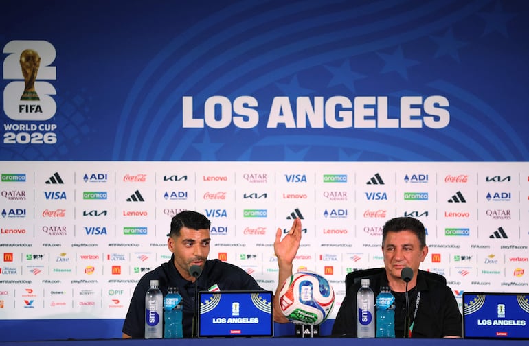 Mehdi Taremi y Amir Ghalenoei, seleccionador de RI de Irán, durante la conferencia de prensa de RI de Irán un día antes del partido del Grupo G de la Copa Mundial de la FIFA 2026 entre RI de Irán y Nueva Zelanda en el Los Angeles Stadium en Los Ángeles, California.