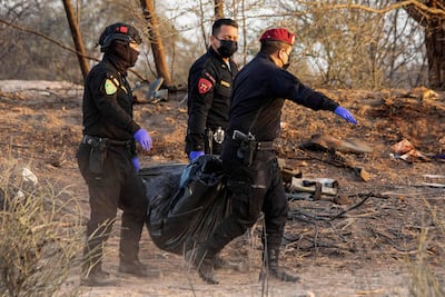 Rescatistas trasladan el cuerpo de una de las víctimas del accidente aéreo del pasado sábado en Nazca.