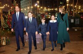 Los príncipes de Gales, William y Kate, llegando con sus tres hijos a la Abadía de Westminster en Londres.