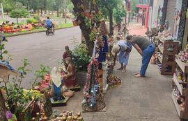 Doña Isabel Fernández con una cliente en plena tarea de elegir las piezas de artesanía para el adorno navideño.