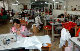 Mujeres trabajando en el rubro de la confección.