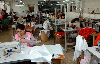 Mujeres trabajando en el rubro de la confección.