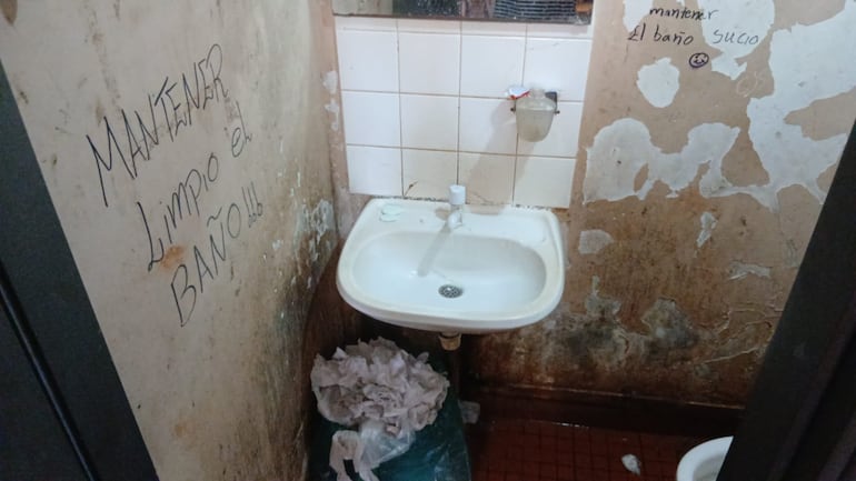 Piden que el único baño que se encuentra disponible para el albergue de carpa sea sanitizado para el uso de los afectados.