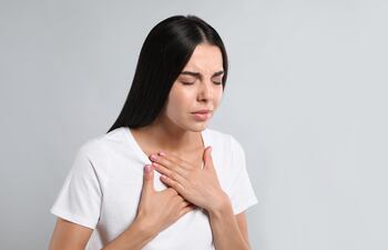 Mujer con problemas respiratorios, imagen ilustrativa.