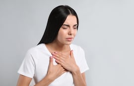 Mujer con problemas respiratorios, imagen ilustrativa.