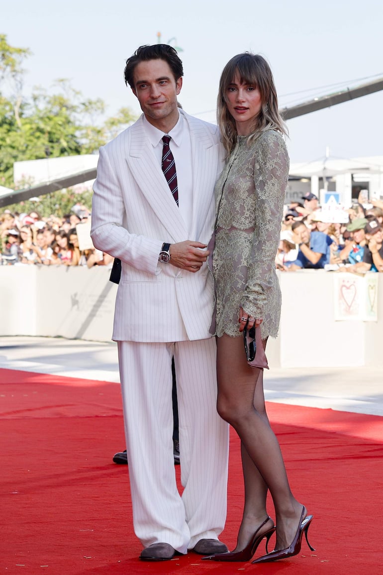 ¡Siempre juntos! El actor británico Robert Pattinson y Suki Waterhouse llegando a la premier de 'Primetime' en el Festival de Cine de Venecia. (EFE/EPA/FABIO FRUSTACI)
