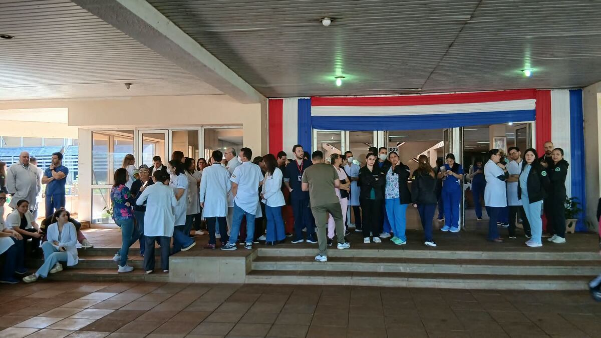 Médicos del Hospital Nacional mantienen postura de renuncia colectiva