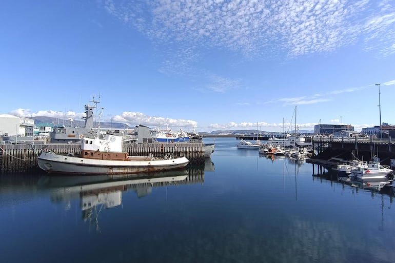 FOTODELDÍA - REIKIAVIK, 28/08/2026.- Vista del puerto de Reikiavik. El control de los recursos naturales, en especial los pesqueros, la soberanía nacional y el coste de vida centran el debate que divide a Islandia ante el referendo de este sábado sobre si la isla debe reanudar o no las negociaciones de acceso a la Unión Europea (UE), interrumpidas hace una década. EFE/Anxo Lamela