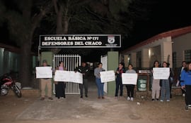 Padres de familia de la Escuela Básica N.º 171 “Defensores del Chaco” de la ciudad de Laureles se manifiestan frente a la institución y exigen al ministro de Educación, Luis Ramírez, que haga respetar el concurso de oposición para que la docente con mayor puntaje ocupe el cargo.