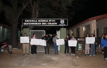 Padres de familia de la Escuela Básica N.º 171 “Defensores del Chaco” de la ciudad de Laureles se manifiestan frente a la institución y exigen al ministro de Educación, Luis Ramírez, que haga respetar el concurso de oposición para que la docente con mayor puntaje ocupe el cargo.