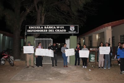 Padres de familia de la Escuela Básica N.º 171 “Defensores del Chaco” de la ciudad de Laureles se manifiestan frente a la institución y exigen al ministro de Educación, Luis Ramírez, que haga respetar el concurso de oposición para que la docente con mayor puntaje ocupe el cargo.