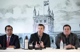 De izq. a der.: El ministro de Desarrollo Social, Miguel Tadeo Rojas; el presidente de Paraguay, Santiago Peña; y el presidente del Consejo de Gobernadores, César Sosa, durante una reunión del Consejo Nacional de Alimentación Escolar (programa Hambre Cero en las escuelas).