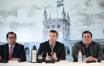 De izq. a der.: El ministro de Desarrollo Social, Miguel Tadeo Rojas; el presidente de Paraguay, Santiago Peña; y el presidente del Consejo de Gobernadores, César Sosa, durante una reunión del Consejo Nacional de Alimentación Escolar (programa Hambre Cero en las escuelas).