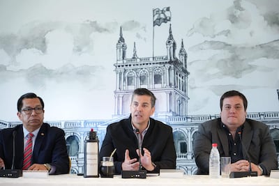 De izq. a der.: El ministro de Desarrollo Social, Miguel Tadeo Rojas; el presidente de Paraguay, Santiago Peña; y el presidente del Consejo de Gobernadores, César Sosa, durante una reunión del Consejo Nacional de Alimentación Escolar (programa Hambre Cero en las escuelas).