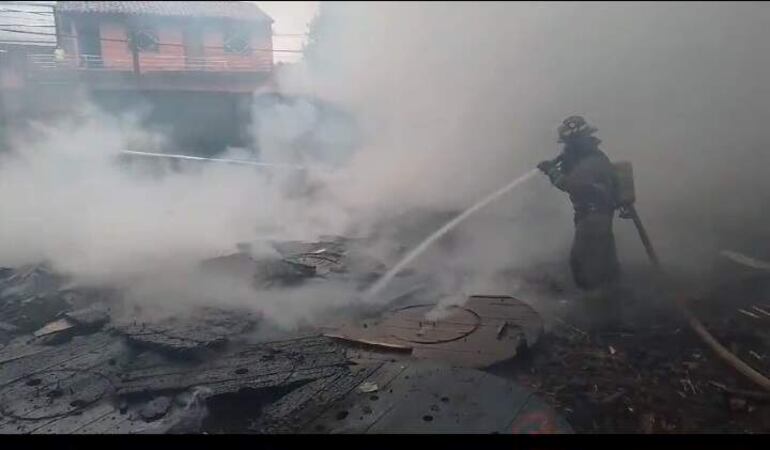 Tras ser controlado el fuego se generó una gran humareda que afectó a varias viviendas de la zona de Tres Bocas.