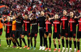 Leverkusen (Germany), 30/03/2024.- Leverkusen's head coach Xabi Alonso (C) and players celebrate after winning the German Bundesliga soccer match between Bayer 04 Leverkusen and TSG Hoffenheim in Leverkusen, Germany, 30 March 2024. (Alemania) EFE/EPA/LEON KUEGELER CONDITIONS - ATTENTION: The DFL regulations prohibit any use of photographs as image sequences and/or quasi-video.