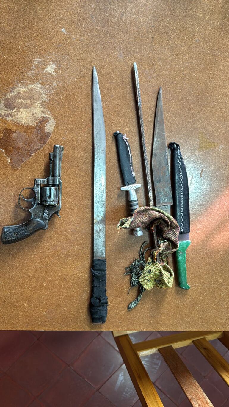 Varias armas blancas también fueron incautadas durante la intervención en la Penitenciaría Regional de Pedro Juan.