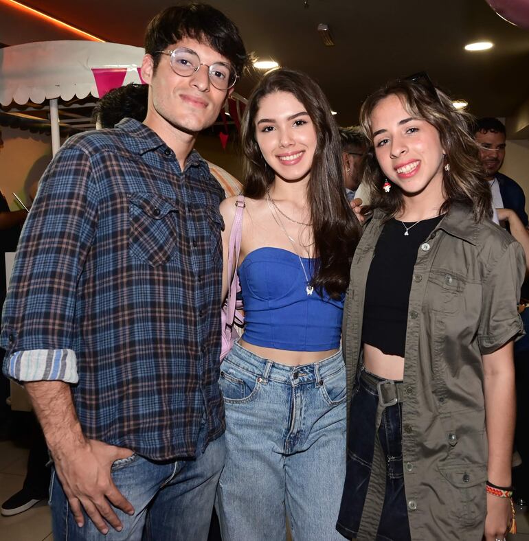 Fernando De La Cruz, Mili Balbuena y Miara Turitich.