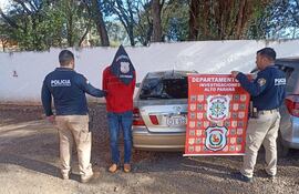 El detenido y las evidencias fueron trasladados a la base policial por disposición del fiscal de la causa.