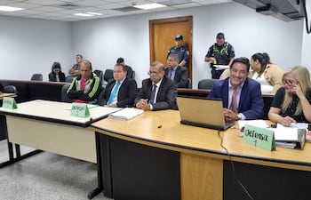 El ex juez Gerarldino Cazal, fiscala María Angélica Acosta (der.) y el abogado Luis Méndez (izq.), en ocasión del primer juicio por pedido de coima realizado en octubre del año pasado, que se tuvo que suspender tras la recusación al Tribunal de Sentencia.