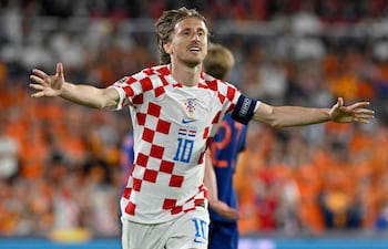 El centrocampista de Croacia Luka Modric celebra tras anotar el cuarto gol de Croacia desde el punto de penalti durante el partido de fútbol de semifinales de la Liga de Naciones de la UEFA entre Países Bajos y Croacia en el Estadio De Kuip en Róterdam.