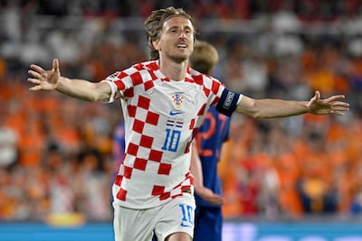 El centrocampista de Croacia Luka Modric celebra tras anotar el cuarto gol de Croacia desde el punto de penalti durante el partido de fútbol de semifinales de la Liga de Naciones de la UEFA entre Países Bajos y Croacia en el Estadio De Kuip en Róterdam.