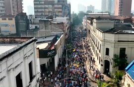 Manifestantes copan el microcentro de Asuncion contra reforma de la Caja Fiscal.