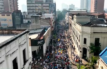 Manifestantes copan el microcentro de Asuncion contra reforma de la Caja Fiscal.