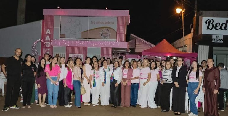 Miembros de la Asociación de apoyo a pacientes oncológicos y representantes de otras entidades, durante la apertura de Octubre Rosa en Pedro Juan Caballero.
