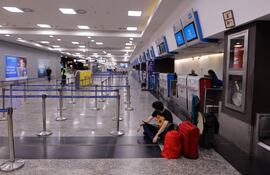 Una persona espera al interior del Aeroparque Internacional Jorge Newbery, durante un paro nacional en la ciudad de Buenos Aires (Argentina).