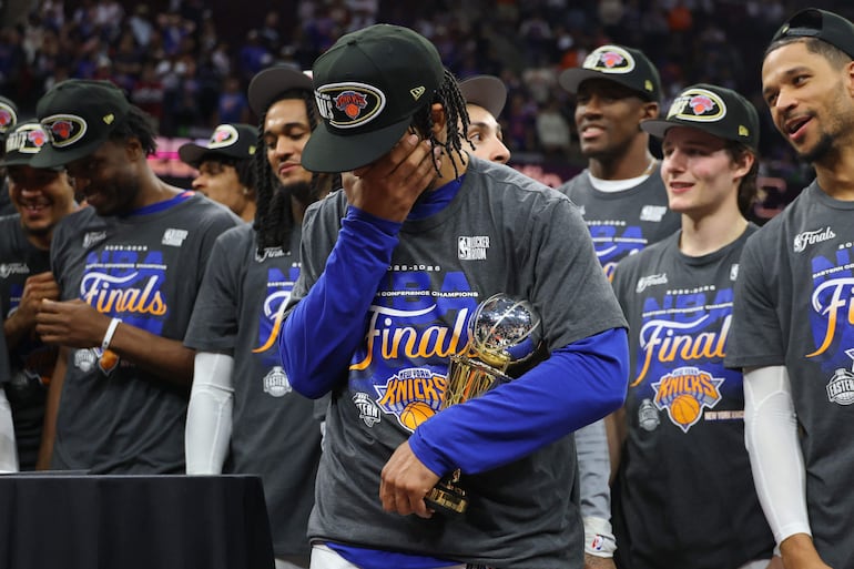Jalen Brunson, claramente emocionado, recibió el trofeo a Jugador Más Valioso de la serie con un promedio de 25,5 puntos, 7,8 asistencias y 3,3 rebotes, aportó 15 puntos para Nueva York, equipo que mejoró su balance a 12-2 en los playoffs.