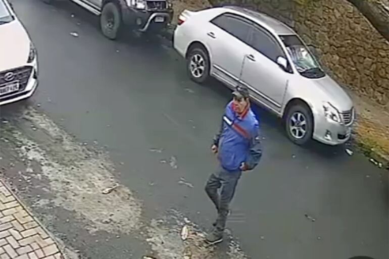 El que sería Néstor Joaquín Pereira Escurra llega junto al automóvil Toyota Platz que intentó robar en la capital.