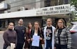 Rossana González sosteniendo un documento, rodeada por otras cinco personas frente al Ministerio de Trabajo, todas con expresiones serias.