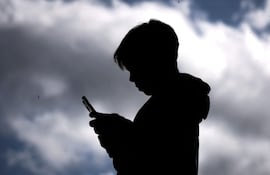 Australia puso en vigencia una pionera ley sobre uso de redes sociales.