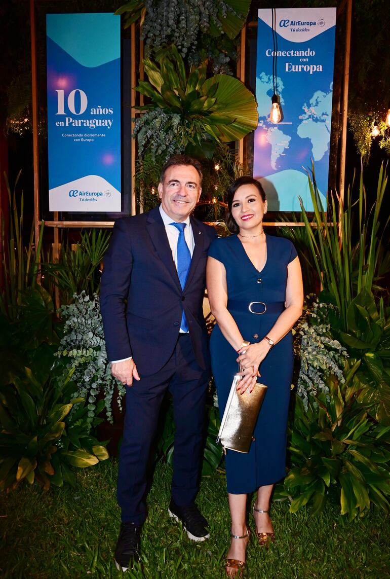 Imanol Pérez, director comercial de Air Europa, y Nelly Rojas. 