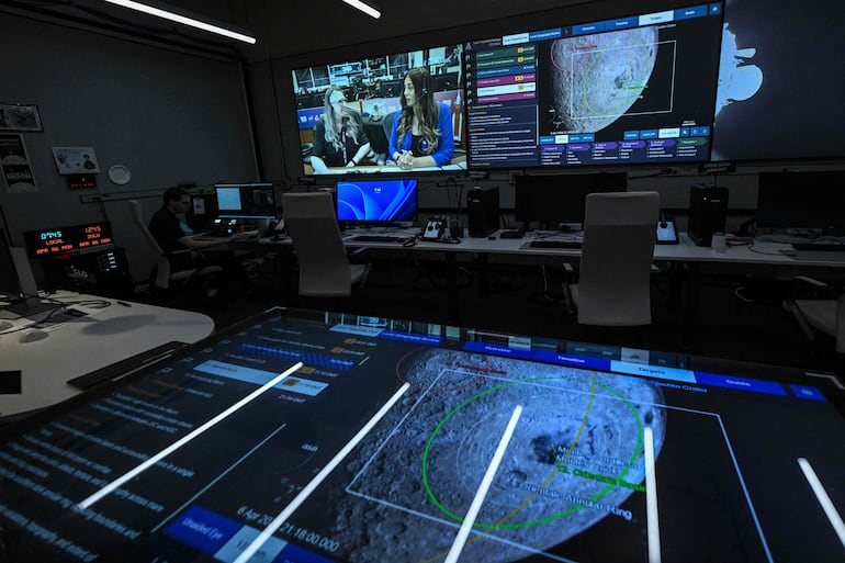 Vista del interior de la Sala de Operaciones de Misiones Científicas (SMOR) en el Johnson Space Center, en Houston, Texas, el 6 de abril de 2026.