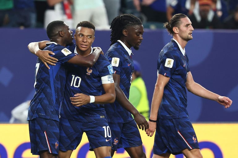 El delantero de Francia #07 Ousmane Dembélé (I) celebra tras anotar el tercer gol de su equipo junto a su compañero de equipo el delantero Kylian Mbappé durante el partido de fútbol del Grupo I de la Copa del Mundo 2026 entre Francia e Irak en el Philadelphia Stadium.
