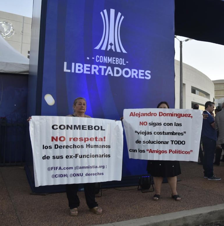 Escrache a Alejandro Domínguez frente al Centro de Convenciones de la Conmebol.
