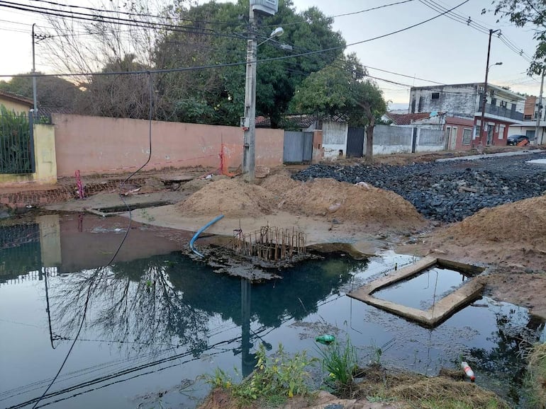 Excavaciones en barrio San Pablo quedaron abandonadas y se formaron lagunas en los pozos abiertos.