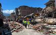 Rescatistas buscan sobrevivientes entre los escombros de un edificio derrumbado tras un terremoto en Pereira, Colombia.