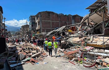 Rescatistas buscan sobrevivientes entre los escombros de un edificio derrumbado tras un terremoto en Pereira, Colombia.