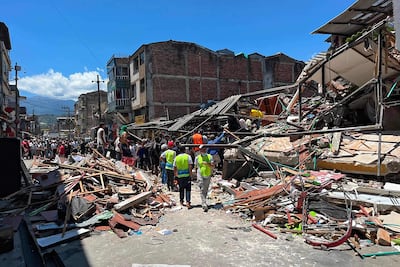 Rescatistas buscan sobrevivientes entre los escombros de un edificio derrumbado tras un terremoto en Pereira, Colombia.