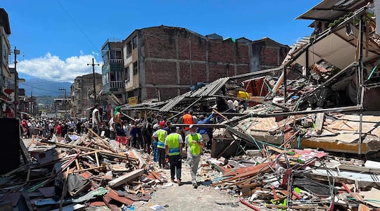 Rescatistas buscan sobrevivientes entre los escombros de un edificio derrumbado tras un terremoto en Pereira, Colombia.
